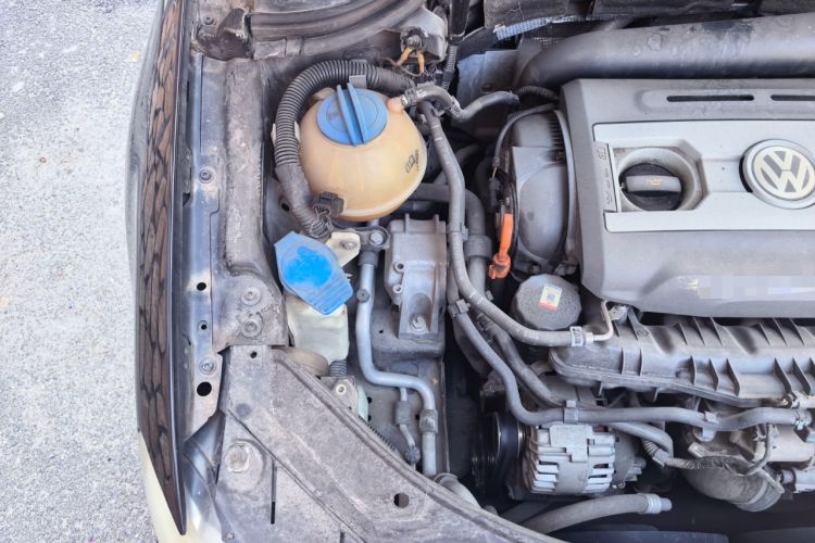 Used Volkswagen Magotan 2011 1.8TSI DSG Comfort Model Engine Bay Right