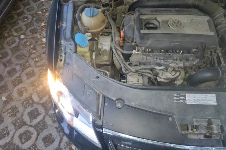 Used Volkswagen Magotan 2011 1.8TSI DSG Comfort Model Engine Bay Right