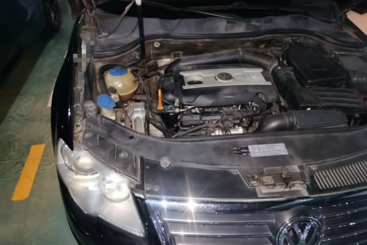 Used Volkswagen Magotan 2011 1.8TSI DSG Luxury Model Engine Bay Right