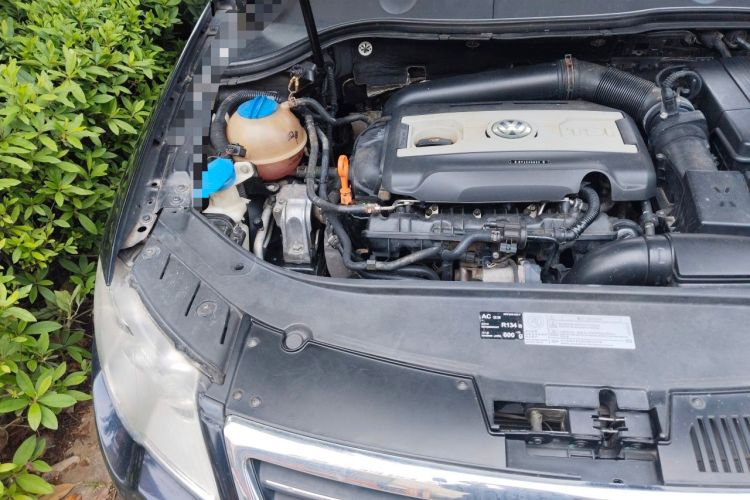 Used Volkswagen Magotan 2011 1.8TSI DSG Luxury Model Engine Bay Right