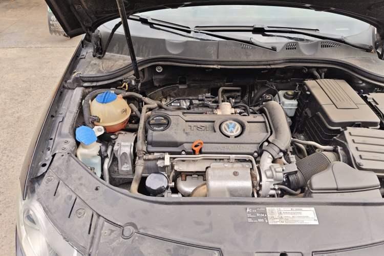 Used Volkswagen Magotan 2011 1.4 TSI Elite Edition Engine Bay Right