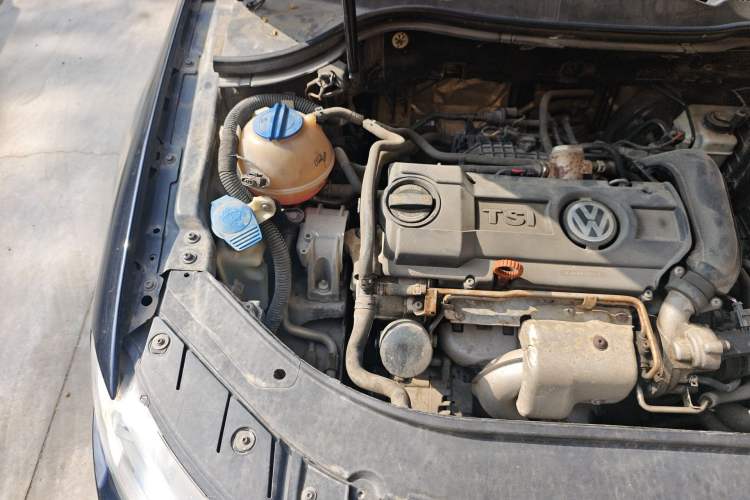 Used Volkswagen Magotan 2011 1.4 TSI Elite Edition Engine Bay Right