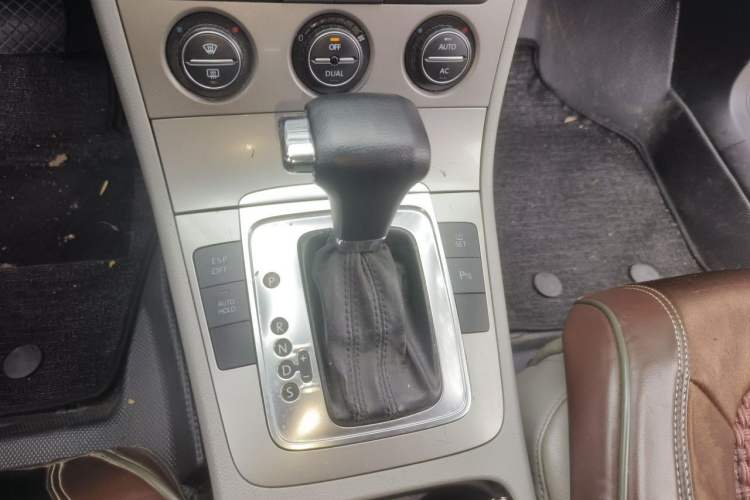 Used Volkswagen Magotan 2011 1.4 TSI Elite Edition Gear Lever