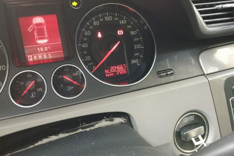 Used Volkswagen Magotan 2011 1.4 TSI Elite Edition Odometer Close Up