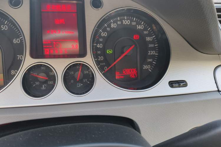 Used Volkswagen Magotan 2011 1.8TSI DSG Luxury Model Odometer Close Up