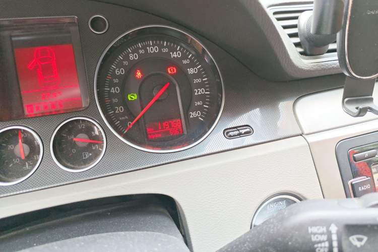 Used Volkswagen Magotan 2011 1.4 TSI Standard Edition Odometer Close Up