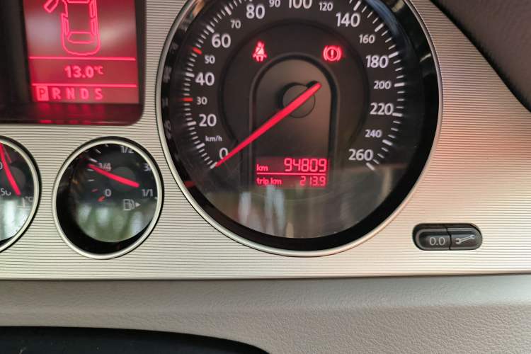 Used Volkswagen Magotan 2011 2.0 TSI DSG Luxury Edition Odometer Close Up