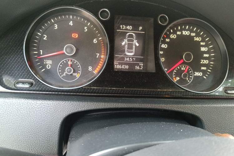 Used Volkswagen Magotan 2011 1.8TSI DSG Luxury Model Odometer Close Up
