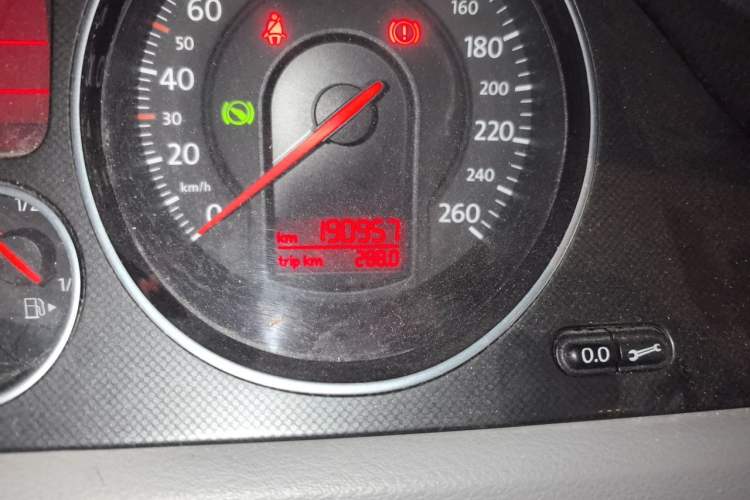 Used Volkswagen Magotan 2011 1.4 TSI Elite Edition Odometer Close Up