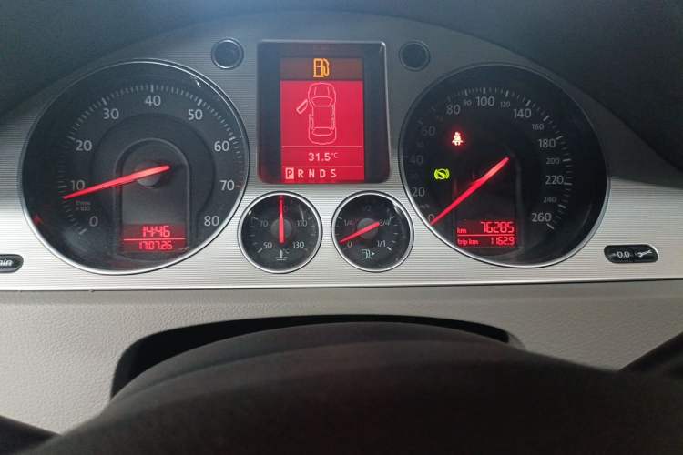 Used Volkswagen Magotan 2011 1.8TSI DSG Luxury Model Odometer Close Up