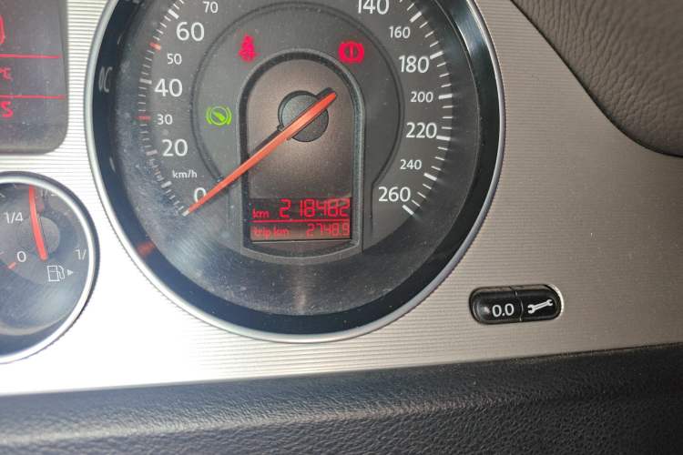 Used Volkswagen Magotan 2011 1.8TSI DSG Luxury Model Odometer Close Up