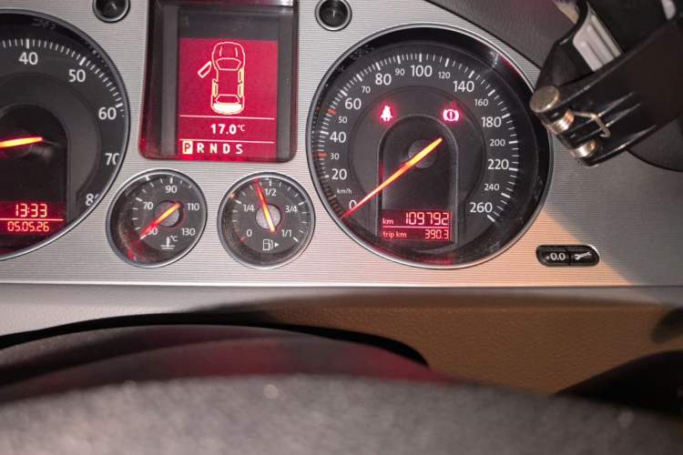 Used Volkswagen Magotan 2011 1.8TSI DSG Comfort Model Odometer Close Up
