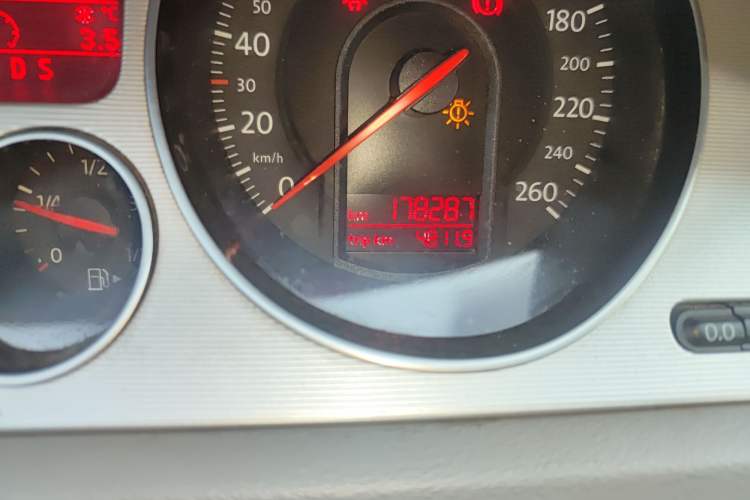 Used Volkswagen Magotan 2011 2.0 TSI DSG Comfort Edition Odometer Close Up