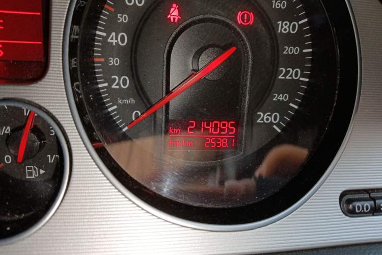 Used Volkswagen Magotan 2011 1.8TSI DSG Comfort Model Odometer Close Up