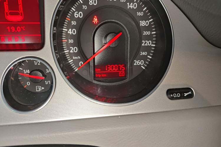 Used Volkswagen Magotan 2011 1.8TSI DSG Comfort Model Odometer Close Up