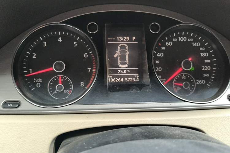 Used Volkswagen Magotan 2011 1.8TSI DSG Luxury Model Odometer Close Up