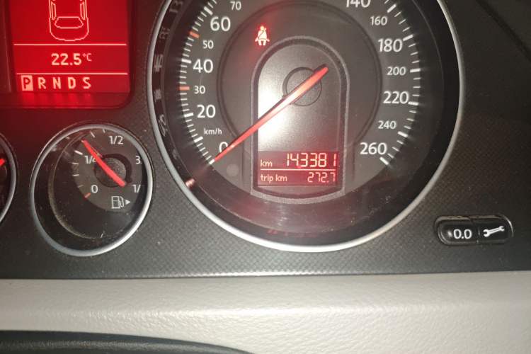 Used Volkswagen Magotan 2011 1.4 TSI Elite Edition Odometer Close Up