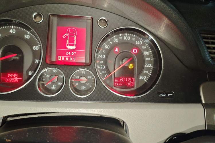 Used Volkswagen Magotan 2011 1.4 TSI Standard Edition Odometer Close Up