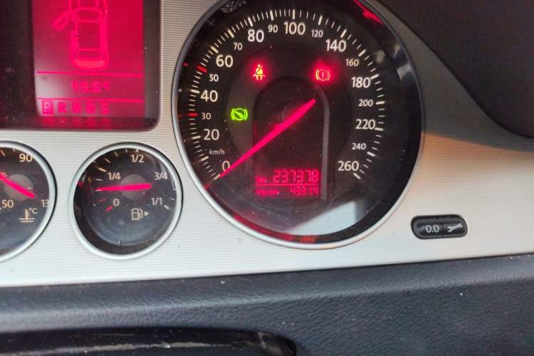 Used Volkswagen Magotan 2011 2.0 TSI DSG Comfort Edition Odometer Close Up