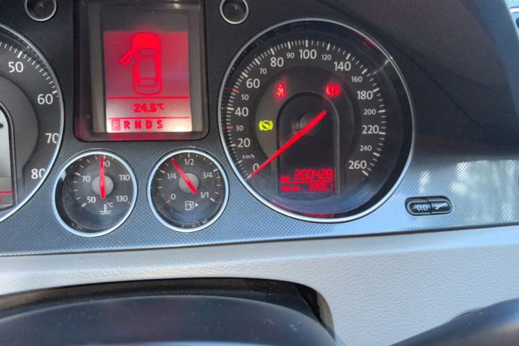 Used Volkswagen Magotan 2011 1.4 TSI Elite Edition Odometer Close Up