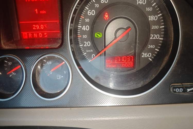 Used Volkswagen Magotan 2011 1.4 TSI Elite Edition Odometer Close Up