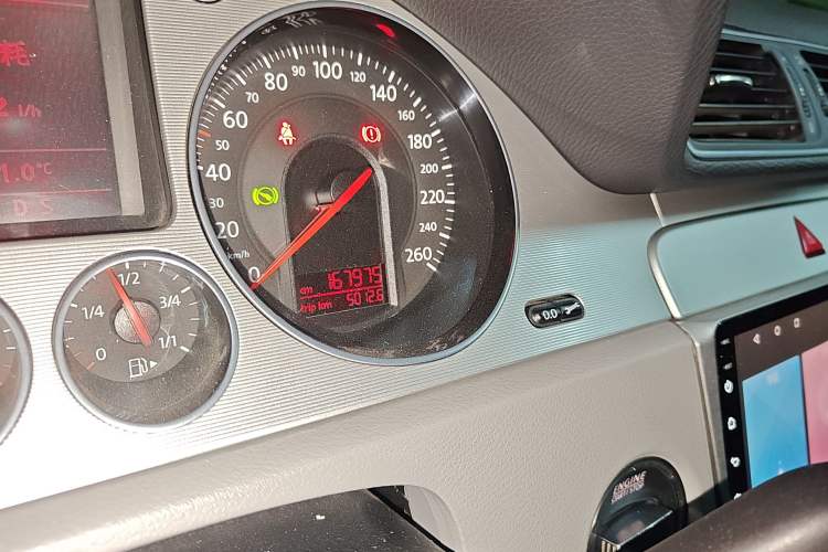 Used Volkswagen Magotan 2011 1.8TSI DSG Luxury Model Odometer Close Up