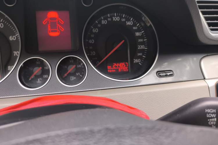 Used Volkswagen Magotan 2011 1.4 TSI Elite Edition Odometer Close Up