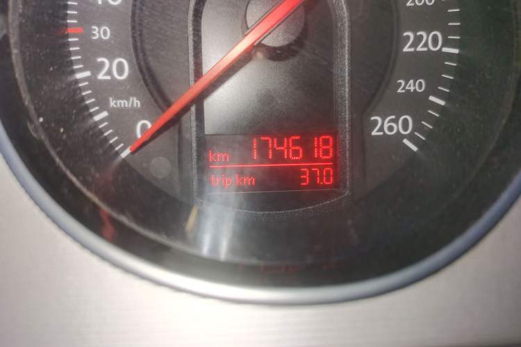 Used Volkswagen Magotan 2011 2.0 TSI DSG Luxury Edition Odometer Close Up