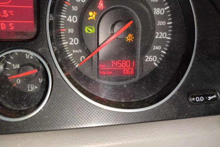 Used Volkswagen Magotan 2011 1.4 TSI Elite Edition Odometer Close Up