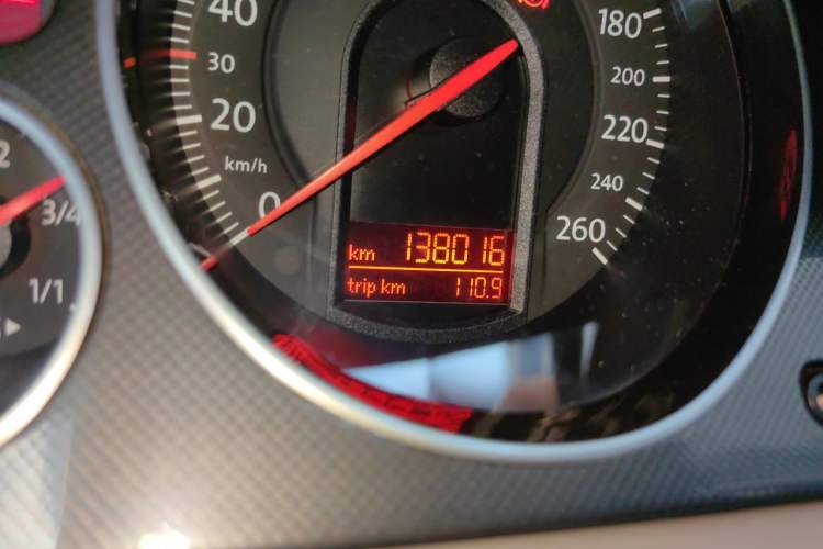 Used Volkswagen Magotan 2011 1.4 TSI Elite Edition Odometer Close Up