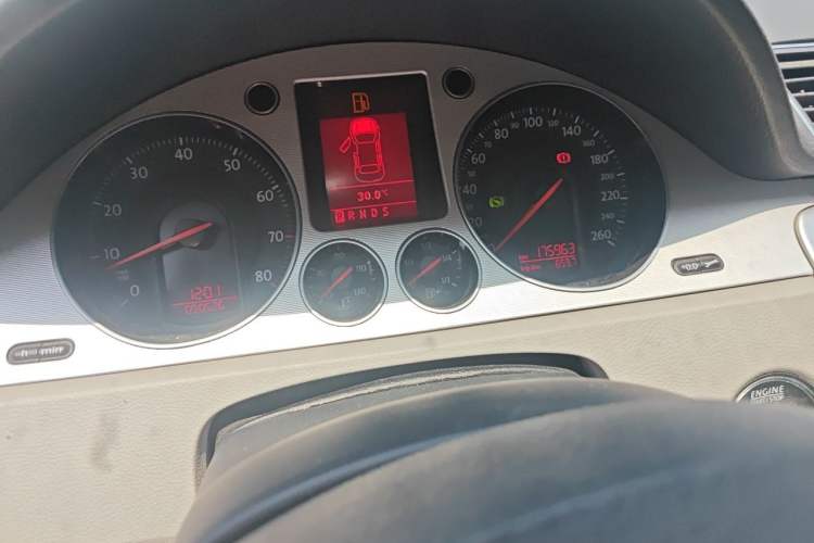Used Volkswagen Magotan 2011 1.8TSI DSG Luxury Model Odometer Close Up