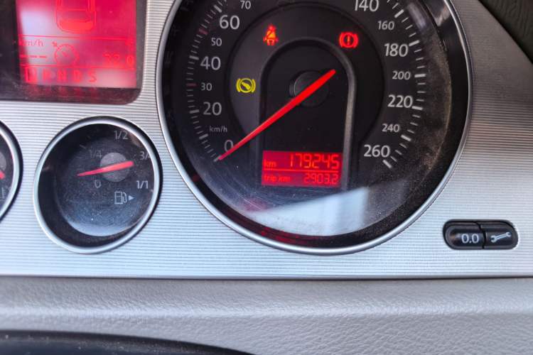 Used Volkswagen Magotan 2011 1.8TSI DSG Comfort Model Odometer Close Up