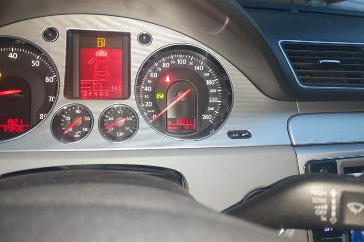 Used Volkswagen Magotan 2011 1.8TSI DSG Comfort Model Odometer Close Up