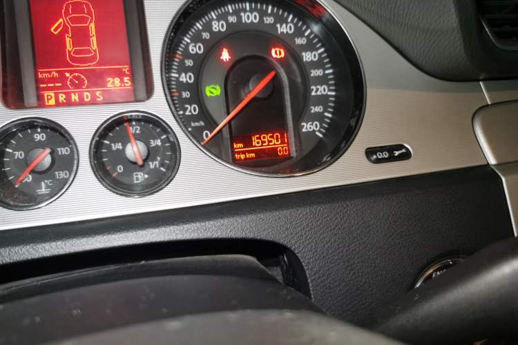 Used Volkswagen Magotan 2011 1.8TSI DSG Luxury Model Odometer Close Up