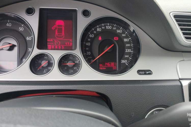 Used Volkswagen Magotan 2011 1.8TSI DSG Luxury Model Odometer Close Up