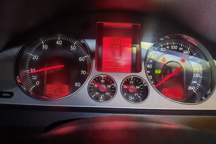 Used Volkswagen Magotan 2011 2.0 TSI DSG Luxury Edition Odometer Close Up