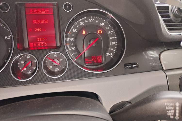 Used Volkswagen Magotan 2011 1.4 TSI Elite Edition Odometer Close Up