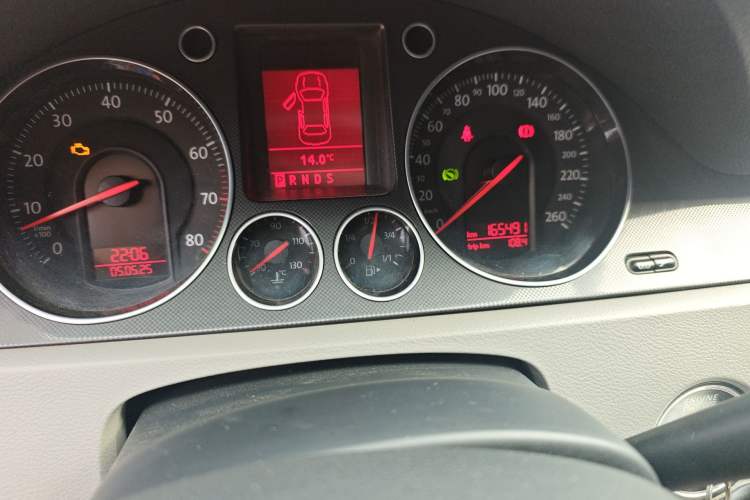 Used Volkswagen Magotan 2011 1.4 TSI Elite Edition Odometer Close Up