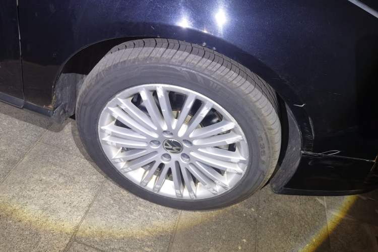 Used Volkswagen Magotan 2011 2.0 TSI DSG Luxury Edition Right Front Wheel Hub