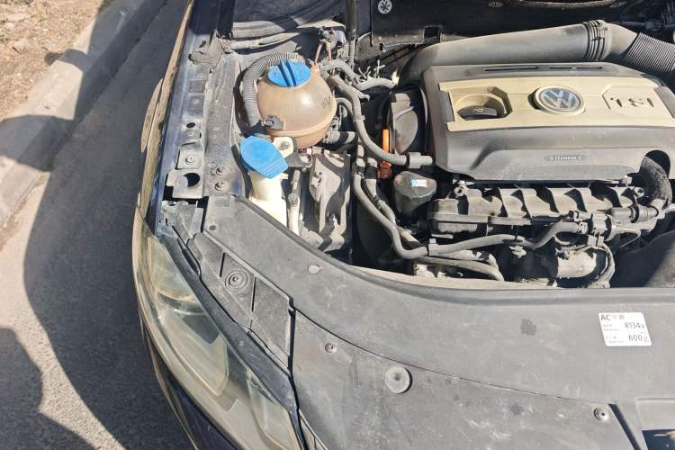 Used Volkswagen Magotan 2011 1.8TSI DSG Luxury Model Engine Bay Right