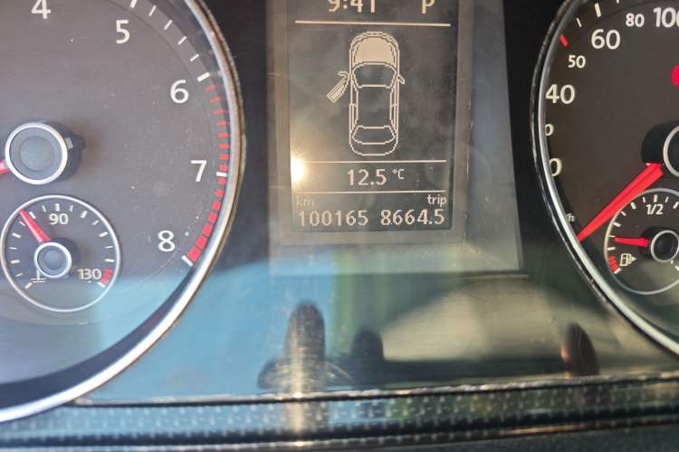 Used Volkswagen Magotan 2011 1.8TSI DSG Luxury Model Odometer Close Up
