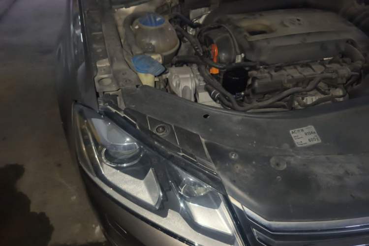 Used Volkswagen Magotan 2011 1.8TSI DSG Luxury Model Engine Bay Right