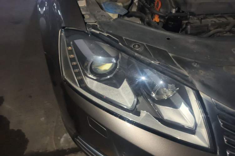 Used Volkswagen Magotan 2011 1.8TSI DSG Luxury Model Right Front Headlight