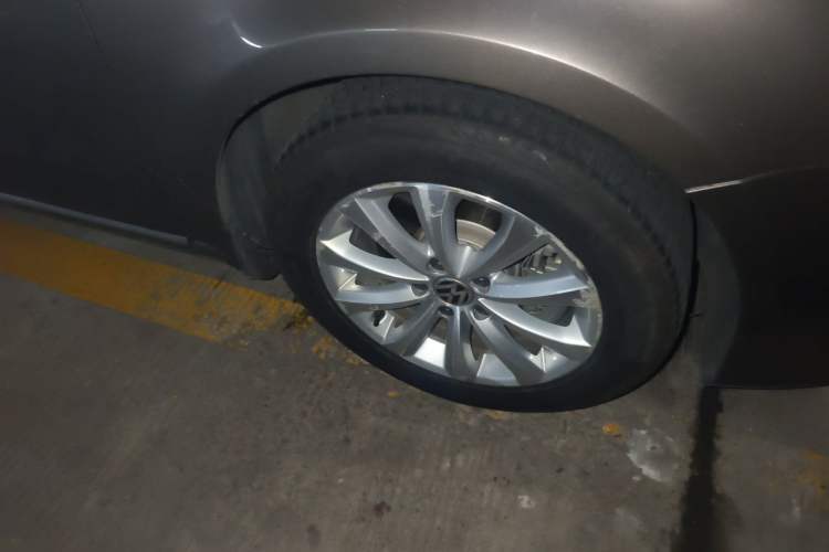 Used Volkswagen Magotan 2011 1.8TSI DSG Luxury Model Right Front Wheel Hub