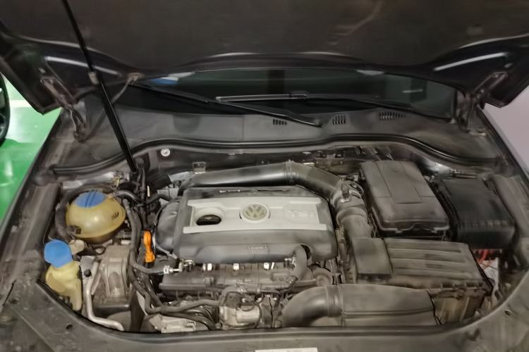 Used Volkswagen Magotan 2011 1.8TSI DSG Comfort Model Engine Bay