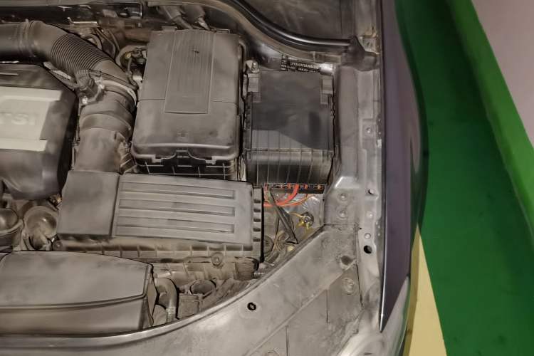Used Volkswagen Magotan 2011 1.8TSI DSG Comfort Model Engine Bay Left