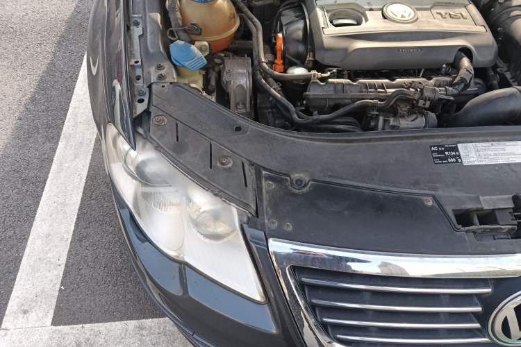 Used Volkswagen Magotan 2011 1.8TSI DSG Luxury Model Engine Bay Right