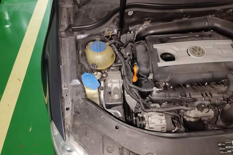 Used Volkswagen Magotan 2011 1.8TSI DSG Comfort Model Engine Bay Right