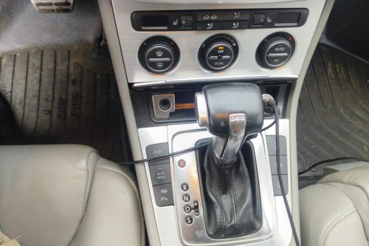 Used Volkswagen Magotan 2011 1.4 TSI Elite Edition Gear Lever