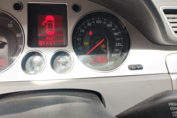 Used Volkswagen Magotan 2011 2.0 TSI DSG Comfort Edition Odometer Close Up